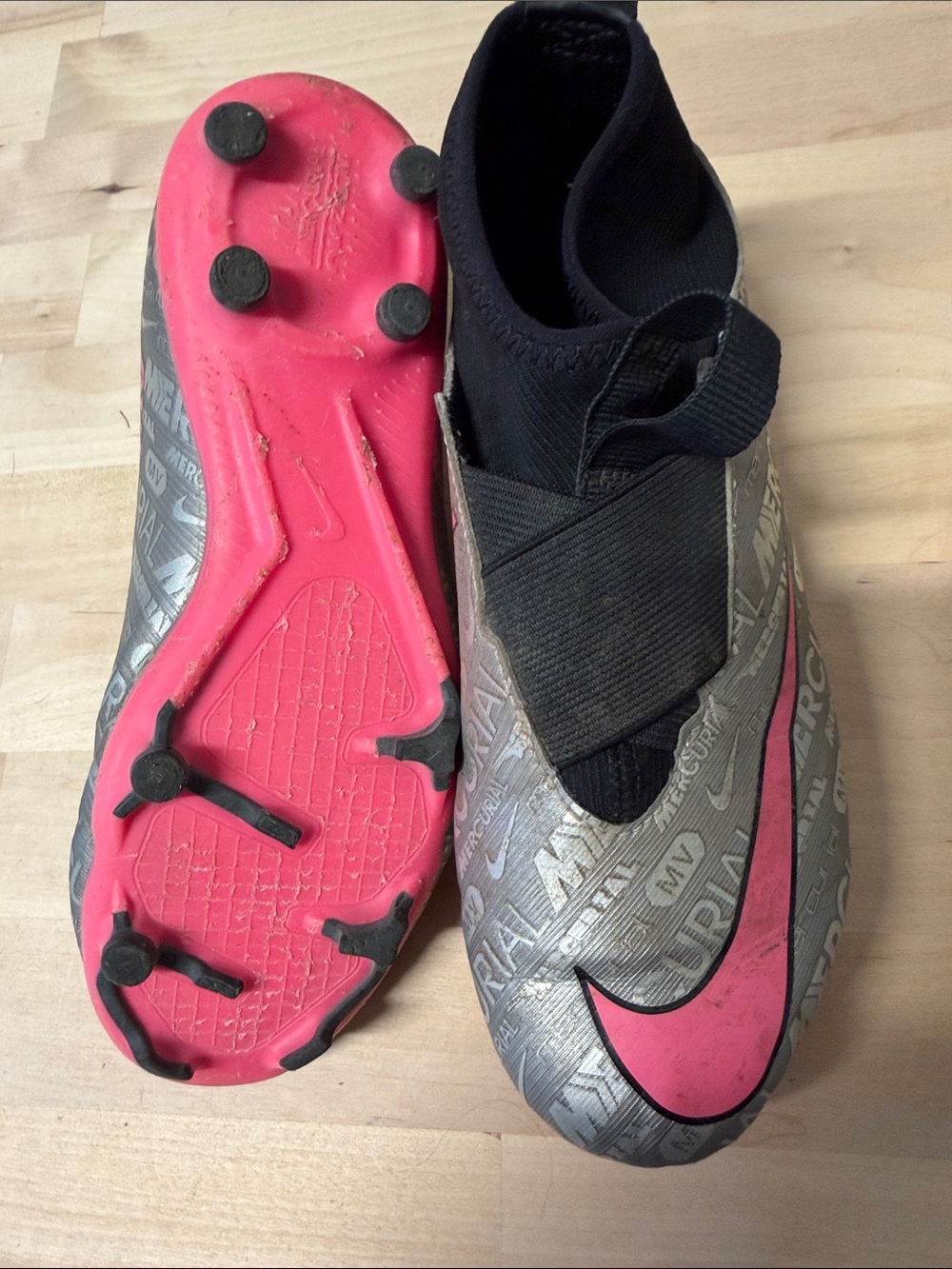 Nike Kids Soccer Cleats size 2.5Y - Pink & Gray Athletic Trainers